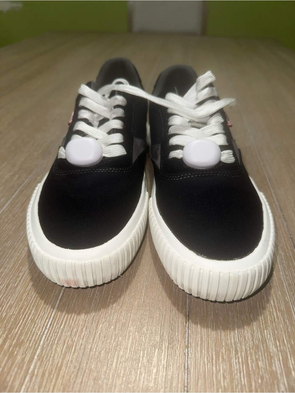 Levi’s Low Top Sneakers – Men’s Size 9.5